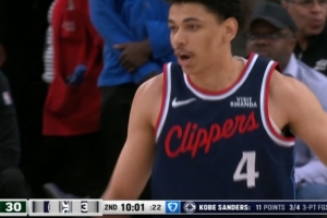 外线有谱！桑德斯独中3记三分 帮助球队占据场上主动 配图