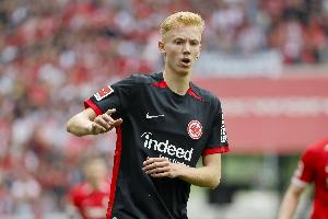 罗马诺：英超和西甲球队有意法兰克福中场拉尔森，已联系其经纪人 配图