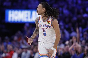 成射手咯!杰林威半场不到8分钟 三分5中4轰下全队最高12分 配图