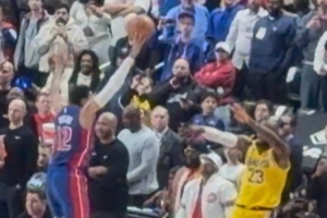 最后发球被托哈碰到了?詹姆斯:是的 我试图越过多人传给东契奇 配图