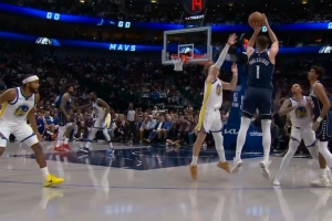 不是你谁啊！独行侠双向球员普拉基达斯外线连中三分球 配图