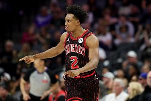 火力全开！塞克斯顿首节7中5独得17分 三分4中3 配图