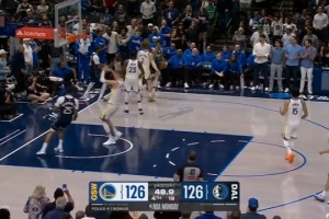 礼尚往来！追梦传球失误 马绍尔走步违例给出回应 配图