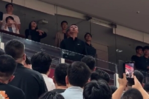 看看谁来了?中国男篮主帅郭士强来到现场 观看深圳VS江苏比赛 配图