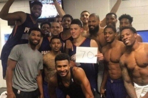 9年前的今天：布克对阵绿军狂砍70分 成为史上最年轻70分先生 配图