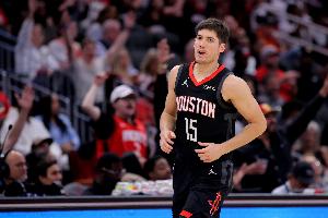 名记：本周火箭取得的最大进展 就是乌度卡将谢泼德放进了首发！ 配图