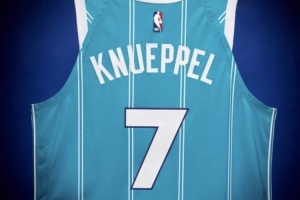 坐等升值!克尼佩尔生涯首秀球衣拍卖 以243200美元的高价成交 配图