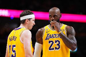 詹姆斯谈对里夫斯的第一印象:他打球不像白人男孩 节奏非常特别 配图