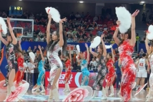 上海豪取10连胜高居联盟第1！队记分享上海主场啦啦队表演 配图