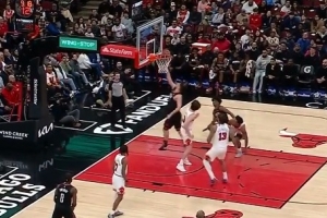 浪费机会！申京顺下接球 晃过防守空篮上丢 配图