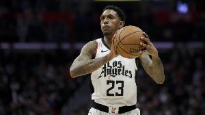 路威：老里跟我说他专门带第六人 只要我认真防他就让我随便投 配图