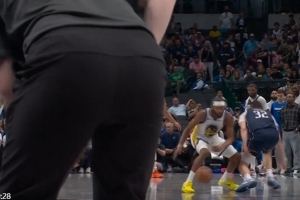 地板太滑了！穆迪受伤前完成抢断快攻时 工作人员还在篮下拖地 配图