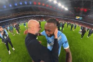 乐开怀！联赛杯夺冠后瓜帅拥抱塞梅尼奥，连拍球员胸口9下 配图