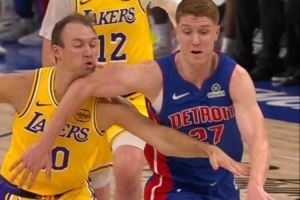 够拼！肯纳德争夺球权被许尔特肘到下巴流血 随后下场接受治疗 配图