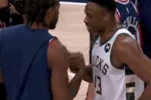 叽里呱啦说啥呢？字母哥哥赛后与伦纳德握手密语 配图