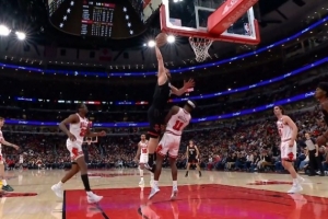 这球很坚决！申京转身过人直杀篮下 起飞单臂隔扣米勒打进加罚 配图