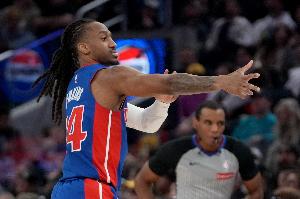 你是詹王?!詹金斯连得7分杀死比赛 拿下生涯新高30分外加8助! 配图