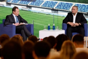 卡洛斯:成为皇马大使是一种荣誉,你能看到这个队徽代表的伟大 配图