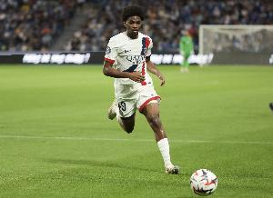 天空：维拉有意巴黎18岁前锋姆巴耶，但可能面临竞争 配图