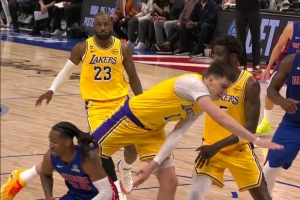 重夺领先！詹金斯急停造成拉拉维亚犯规 两罚全中再反超 配图