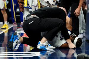 队记:穆迪将随队返回湾区 明日接受MRI具体伤情检查 配图