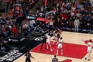 最多落后22分！杜兰特连得5分后申京强攻得手 火箭扳平比分 配图