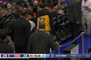 希望没事啊！东契奇膝盖有些不适 已返回更衣室 配图