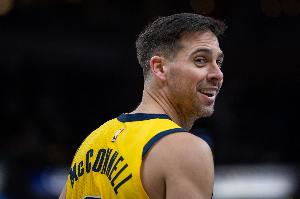 神鬼莫测！麦康纳持球突破送脑后妙传 沃克接球起飞双手暴扣 配图