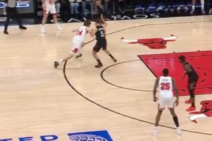 没死球无法换人！布泽利斯最后时刻大打小强吃谢泼德杀死比赛 配图