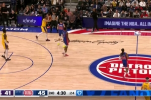 大意了！东契奇被吹走步违例 白白交出球权 配图