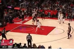 大意了！克林根接球顺下 起飞攻筐被特拉奥雷帽掉 配图