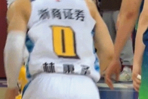 胡金秋最后一攻扣篮成功但被大卫·詹姆斯拍到头部 随后倒地不起 配图