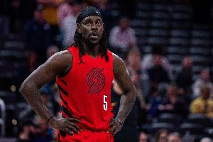 6个失误不应该!霍勒迪半场6中4拿下8分3板4助 配图