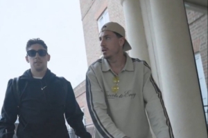 24小时内对手→队友！巴尔韦德与吉梅内斯一同抵达乌拉圭队驻地 配图