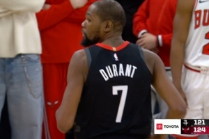 艰难续命！申京助攻杜兰特三分命中 自己也拿到三双 配图