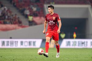 记者谈魏震伤情：眼部受伤有点影响视线，回到上海后得继续治疗 配图