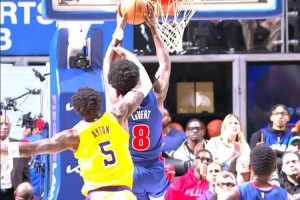 有点危险！勒维尔飞身欲扣遭艾顿从身后抡翻 后者吃一级恶意犯规 配图