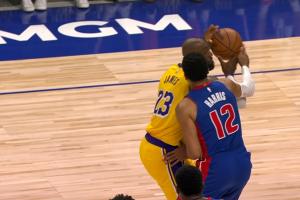 球手一体？詹姆斯转身跳投被吹犯规 活塞挑战成成功还拿回球权 配图