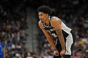 板凳发力!哈珀14中9拿21分6助 凯尔登14中7砍21分6板 配图