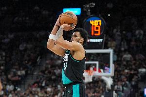 真是太准了！卡马拉半场6中6砍两队最高23分 三分5中5&罚球7中6 配图