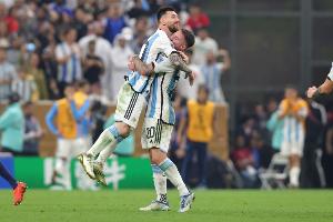 麦卡利斯特：和梅西一起踢球总是非常美妙 很遗憾欧美杯被取消了 配图