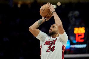 命中率不高！鲍威尔18投7中&三分11中4 空砍21分4板2助 配图