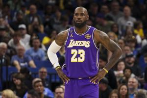 詹姆斯拿到12分9板10助准三双 出现4失误 正负值-8最低 配图