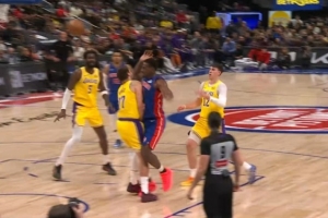 防守也建功！东契奇封堵进攻线路 造成杜伦进攻犯规 配图