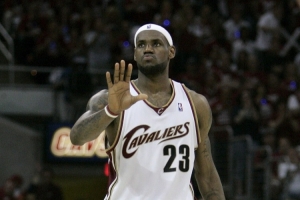 阿里纳斯：我能看出来詹姆斯真老了 幼詹的起跳高度就像坐着扣篮 配图