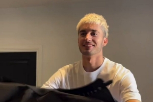 这发型打几分？加纳乔休赛期更换新发型 配图