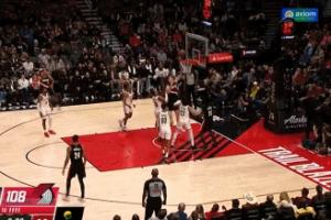 就这么打！杨瀚森挡拆顺下强硬压进内线 上篮两分到手 配图