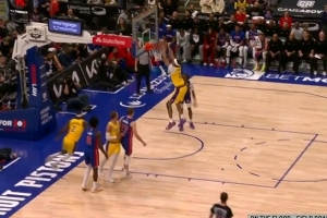 活力十足！范德比尔特积极拼抢 顺势将球点给海斯助后者起飞暴扣 配图