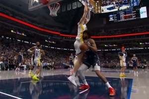 他可经不起折腾了啊！巴格利篮下晃起波尔津吉斯直接撞上造犯规 配图