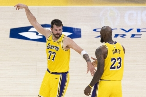 静雨：詹姆斯退役后可总结个“狮王精神” 他带伤作战显铁血精神 配图